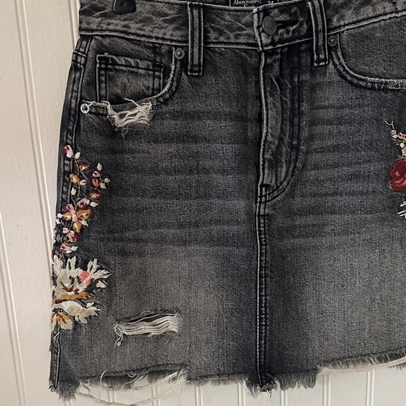 Abercrombie and Fitch Embroidered Denim Mini Skirt size 00 (24) - Picture 5 of 14